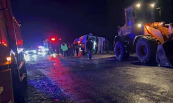 Kahramanmaraş'ta kontrolden çıkan minibüs yan yattı: 1 ölü 19 yaralı