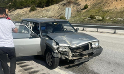 Kastamonu D100'de otomobil kamyona çarptı: 2 yaralı
