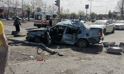 Kayseri'de otomobil ile kamyonet çarpıştı: Otomobil hurdaya döndü