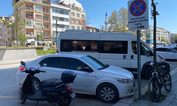 Kurallar hiçe sayılıyor! Eskişehir’de duraklara araç parkı tepkisi