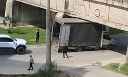 Mersin'de kamyonet köprü altında sıkıştı