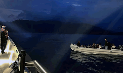 Muğla'da 12 düzensiz göçmen arıza yapan botun içinden kurtarıldı
