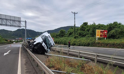 Ordu’da çay yüklü tır devrildi