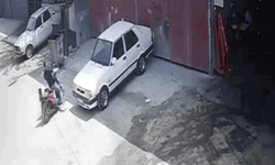 Osmaniye’de kontrolden çıkan motosiklet demir kapıya çarptı