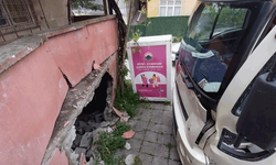 Samsun'da ani hareket eden kamyon bina duvarını yıktı