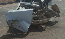 Şanlıurfa'da kamyon ile otomobil çarpıştı: 1 ölü, 3 yaralı