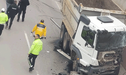 Sinop'ta bir kamyon yoldan çıkarak duvara çarptı: Sürücüsü yaralandı