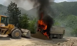 Sinop’ta hafriyat kamyonu alevlere teslim oldu