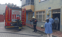 Smasun'da 2 katlı binada korkutan yangın