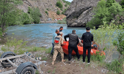 Tunceli'de nehirde mahsur kalan vatandaşa ekipler yardım etti
