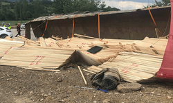 Amasya'da kereste yüklü tır devrildi: 2 yaralı