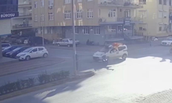 Antalya'da hafif ticari araçla çarpışan motosiklet sürücüsü ve yolcu ölümden döndü
