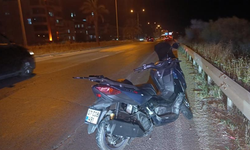 Antalya'da kontrolden çıkan motosiklet devrildi: 2 yaralı
