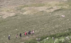 Ardahan'da sürücü hakimiyetini kaybetti otomobil uçuruma yuvarlandı