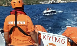 Bodrum'da içinde iki kişi bulunan ve sürüklenen tekne KIYEM ekiplerince kurtarıldı
