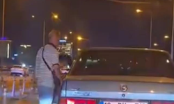Bursa'da sinyal vermeyen sürücünün önünü kesip camı yumrukladı