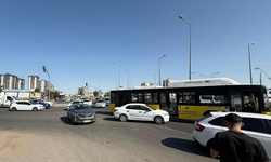Diyarbakır'da halk otobüsü ile otomobilin çarpıştığı maddi hasarlı kazada trafik felç oldu