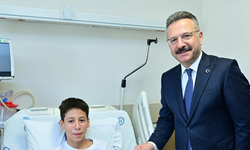 Eskişehir Valisi Aksoy, tedavi gören öğrencilerin karnelerini dağıttı