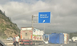 Eskişehir yolu’nda tır kazası: dorsesi devrildi, sürücü yaralandı