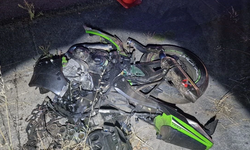 Sakarya'da  farları yanmayan otomobile çarpan motosikletler paramparça oldu