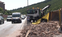 İstanbul'da hafriyat kamyonu devrildi, yol trafiğe kapandı