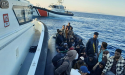 İzmir açıklarında 20 düzensiz göçmen yakalandı