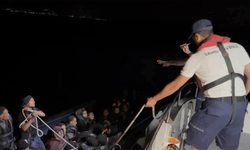 İzmir'de 42 düzensiz göçmen denizde sürüklenen bottan kurtarıldı