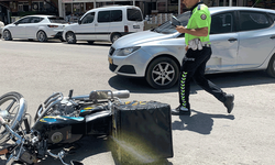 Karaman'da otomobil ile motokurye çarpıştı