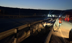Kastamonu’da otomobil bariyerlere çarptı: 3 yaralı