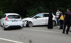 Kocaeli'de 2 otomobil çarpıştı: 1'i çocuk 6 yaralı