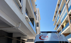 Konya'da balkona çıkıp bıçakla kendini yaraladı