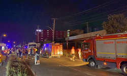 Manisa'da yolun kenarındaki tıra işçi servisi çarptı