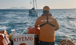 Muğla'da bodrum açıklarında arızalanan tekneyi KIYEM ekipleri kurtardı