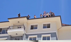 Adıyaman'da  para alamadıklarını iddia edilen işçiler binanın tepesine çıktı