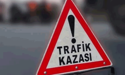 Afyon'da feci kaza: otomobil tıra çarptı, 4 yaralı