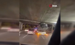 Ankara'da son model araçlarla yüklü tır köprü altına sıkıştı
