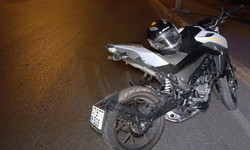 Antalya'da bordür taşına çarpan motosikletin sürücüsü yaralandı