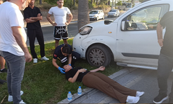 Antalya'da direksiyon hakimiyetini kaybeden sürücü palmiyeye çarptı