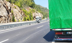 Antalya'da kamyonete arkadan çarpan motosikletli yaralandı