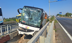 Antalya'da kaza yapan tur otobüsü, köprüden düşmek üzereyken durabildi