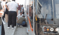 Antalya'da yolun karşı tarafına geçmek isteyen genç kıza tramvay çarptı