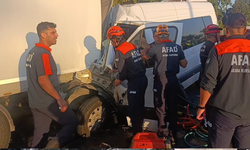 Antalya'da yur aracı kamyonun altına girdi,