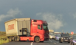 Ardahan'da kayan tır yolu kapattı: 4 kilometrelik kuyruk oluştu