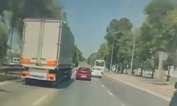 Bursa'da tırın kör noktasında kalan otomobil, kullanılmaz hale geldi