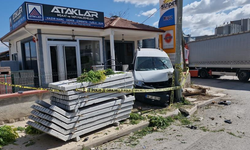 Çorum'da hafif ticari araç önce ağaca, ardından direğe çarptı