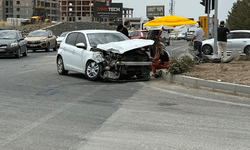 Diyarbakır’da kamyonet ile otomobil çarpıştı: 2 kişi yaralandı