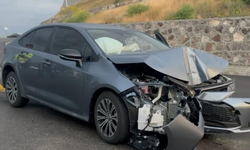 Erzincan'da kaygan yolda direğe çarptı: