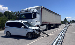 Erzincan'da otomobil ile tır çarpıştı: 2 yaralı