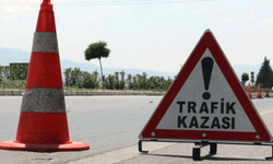 Eskişehir yolunda kaza: Otomobil bariyere ok gibi saplandı
