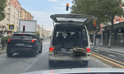 Eskişehir’de trafikte tehlikeli anlar: Açık bagajla taşıdı